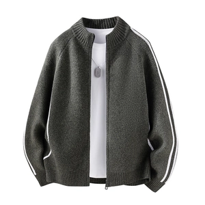 Dunkelgraue Strickjacke für Herren mit Stehkragen und weißen Ärmelstreifen
