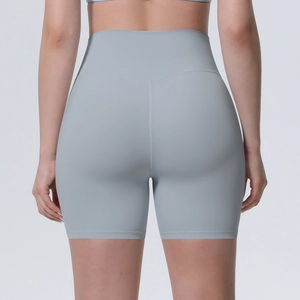 Détail macro du short de yoga taille haute avec coutures en V pour un effet galbant fessier