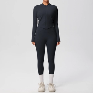 Détails d'un ensemble de yoga noir avec veste zippée et legging taille haute