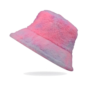 Détail d'un chapeau bob en fausse fourrure tie-dye rose et violet en peluche douce