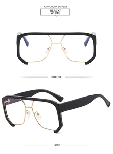 Vues de face et de profil de lunettes de soleil carrées noires avec branches dorées