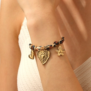 Bracciale bohémien leopardato con catena dorata e ciondoli a cuore e fiori