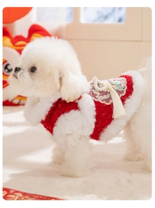 Dettaglio del gilet rosso per cani stile Tang con ricami, pelliccia sintetica e nappe