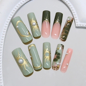 Handgefertigte Kunstnägel in Grün und Nude-Rosa mit Goldsonne und Perlen-Akzenten