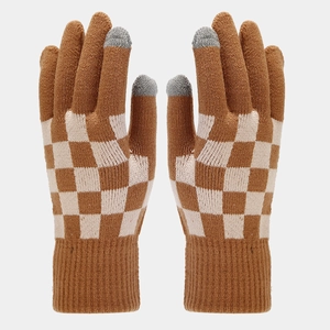 Détail de gants en tricot à carreaux avec bouts tactiles et poignets côtelés d'hiver