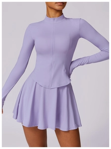 Détail de l'ensemble de sport violet clair avec haut zippé et jupe plissée sport