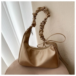 Detailansicht der khakifarbenen Hobo-Tasche aus Leder mit gefaltetem Schultergurt