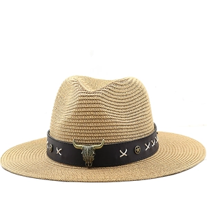 Boho-Strohhut mit breiter Krempe, Longhorn-Stier-Schnalle und metallischen Details
