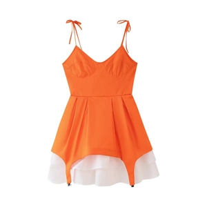 Modieuze oranje camisole mini-jurk met witte ruches aan de zoom en een getailleerde taille