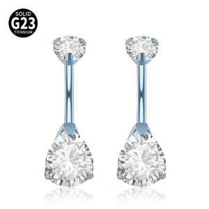 Dettaglio di piercing all'ombelico in titanio G23 blu con zirconi a forma di pera