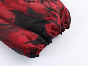 Détail du tissu brocart rouge et noir avec jacquard élégant et poignet élastique chic