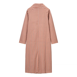 Vue arrière d'un trench-coat long à carreaux avec motif classique rouge et blanc pour femmes