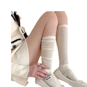 Beigefarbene Wadenstrümpfe im japanischen Stil mit Rippenmuster für einen süßen College-Look
