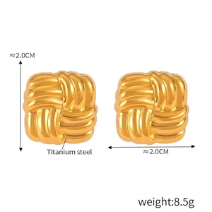 Dettaglio di orecchini quadrati in titanio placcati oro 18k con trama intrecciata vintage