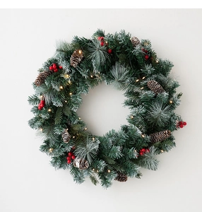 Detail van 45cm kerstkrans met warme LED-verlichting, dennenappels en rode bessen