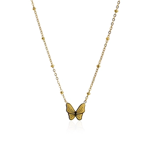 Elegante 18K vergoldete Schmetterling-Halskette mit Perlenkette auf weißem Hintergrund
