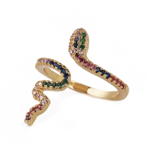Bague serpent ajustable plaquée or avec cristaux de zircon colorés sur fond blanc