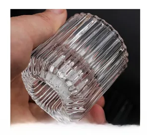 Makroaufnahme der vertikal gerippten Textur auf einem transparenten Glas-Kerzenhalter