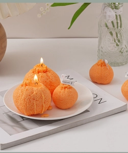 Vista macro de velas aromáticas con forma de naranja realista y textura de cáscara