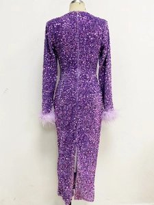 Détail du dos d'une robe violette à paillettes avec zip invisible et poignets en plumes