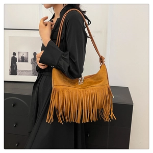 Vue détaillée du sac à bandoulière en daim caramel avec franges et double fermeture