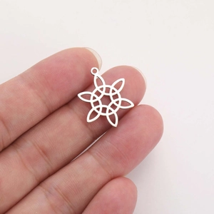 Vue macro d'un pendentif noeud celtique en acier argenté pour bijoux DIY