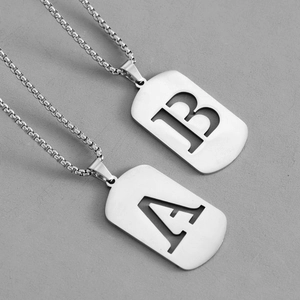 Set de colliers en acier inoxydable avec pendentifs rectangulaires lettres A et B