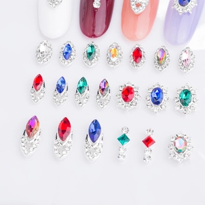 Set di strass per unghie in lega con forme geometriche miste e colori vivaci assortiti