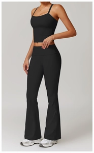 Détail du pantalon de yoga évasé taille haute et haut court en tissu noir mat