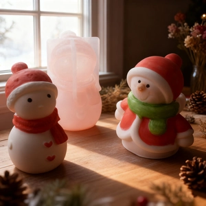 Dettaglio dello stampo in silicone per pupazzo di neve e candele in resina su legno