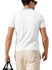 Gros plan sur la texture gaufrée et la couture grise du col sur un haut henley blanc