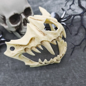 Détail d'un demi-masque en forme d'os avec des crocs acérés pour les fêtes de cosplay