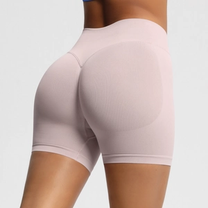 Gros plan sur un short de yoga sans couture avec taille haute et effet push-up
