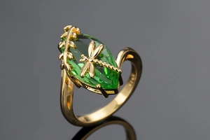Macro anello dorato con libellula, gemma verde oliva e incisione S925 sulla fascia