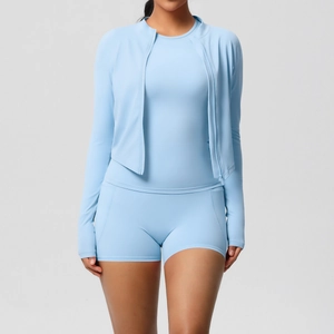 Ensemble de yoga 3 pièces bleu clair avec veste zippée, débardeur et short de sport