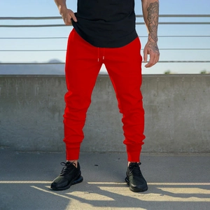 Detalle de pantalones deportivos rojos para hombre con cordón y puños elásticos en tobillos