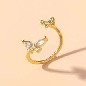 Makroaufnahme von 18K Gold Schmetterling Ring mit Markise-Zirkonia und verstellbarer Ringschiene