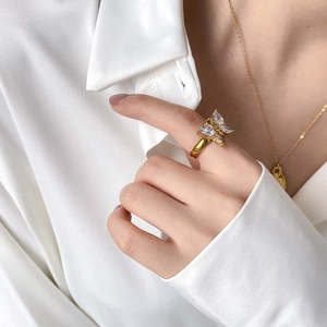 Gros plan d'une bague papillon élégante avec zircons sur la main d'un mannequin