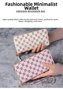 Détail de pochettes longues imprimées en beige et rose avec zips dorés et dragonnes assorties