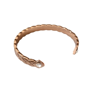 Bracelet serpent ouvert en or rose avec motifs losanges texturés et tête sertie de zircon