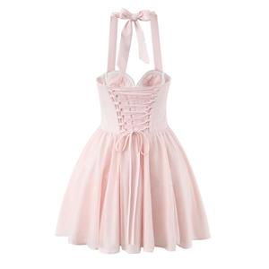 Detail eines rosa rückenfreien Tüllkleids mit Neckholder-Bindung und Schleifenschnürung