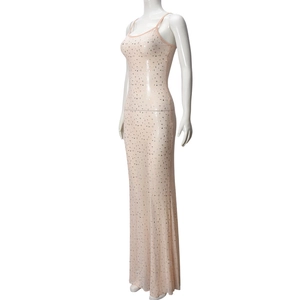 Détail de robe rose moulante avec paillettes carrées argentées sur tulle