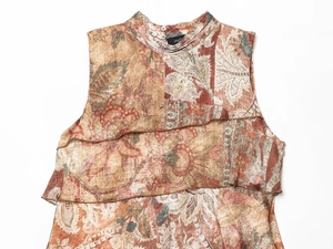 Détail d'un gilet sans manches en mousseline avec imprimé paisley et volants superposés