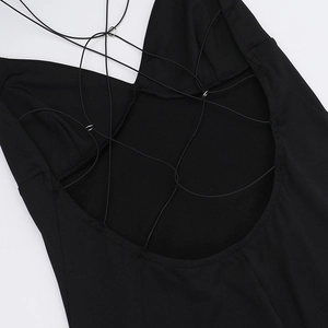 Detail der gekreuzten Riemen am schwarzen rückenfreien Kleid mit Metallring