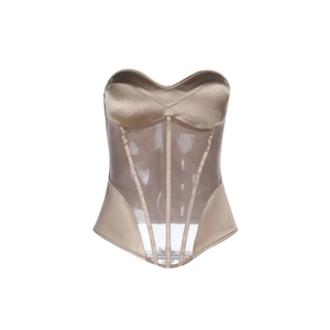 Dettaglio del corsetto champagne con coppe in raso e mesh trasparente con stecche