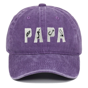 Dettaglio del berretto in cotone lavato viola con ricamo PAPA a tema pesca sportiva