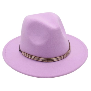Détail du chapeau fedora lavande avec ruban élégant orné de perles dorées et argentées