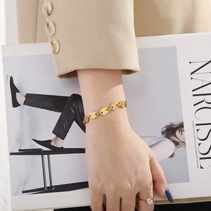 Golden pig nose link bracelet for women featuring a stylish coffee bean chain design