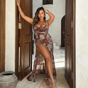 Détail d'une robe longue imprimé léopard avec fente haute et encolure licou sexy