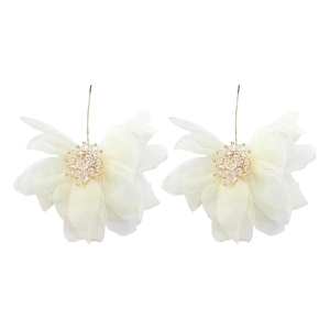 Orecchini pendenti a fiore fatti a mano con petali in tessuto bianco e cristalli